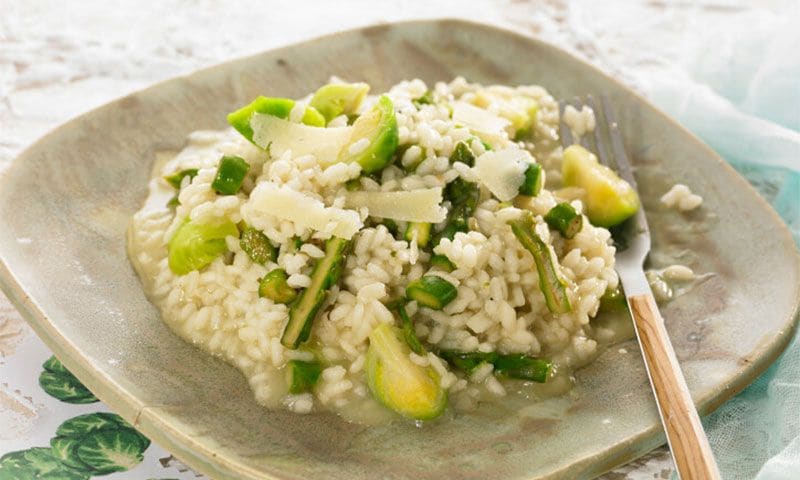 'Risotto' de espárragos y coles de Bruselas