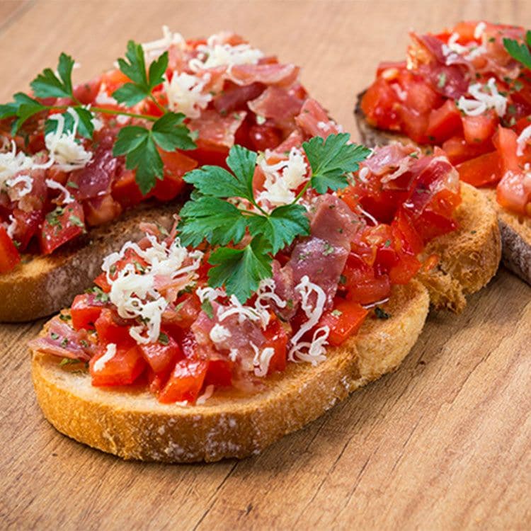 Canapés de salmorejo, tomate y jamón