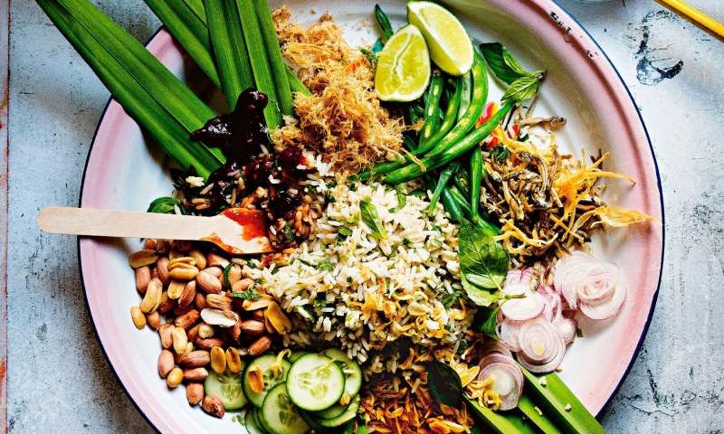 'Bowl' de arroz con hierbas aromáticas y coco