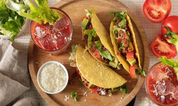 Tacos rápidos con chile, aguacate y queso