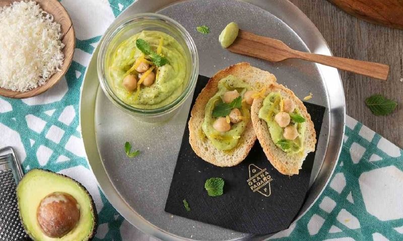 Crema de aguacate con garbanzos, limón y queso