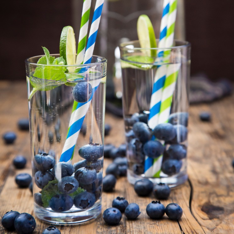 Agua con arándanos y menta
