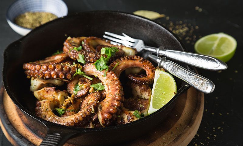 Pulpo a la sartén con whisky, mostaza y lima