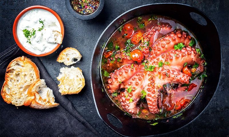 Pulpo braseado y guisado en salsa de tomates y Ouzo