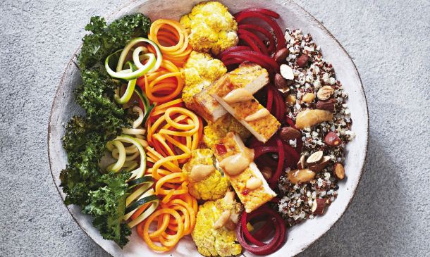 'Bowl' vegano con 'noodles' de colores 'Bowl' vegano con 'noodles' de colores