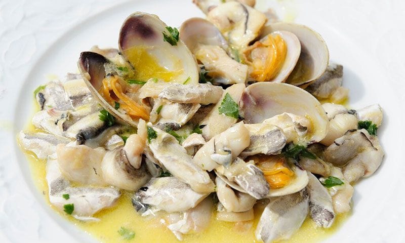 Cocochas con almejas en salsa verde