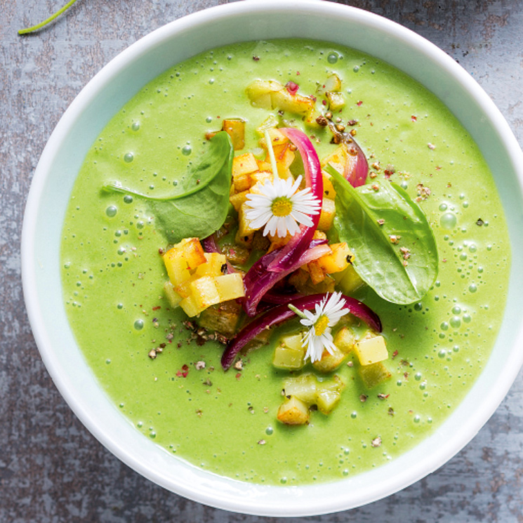 Gazpacho de acederas con guarnición de patatas fritas