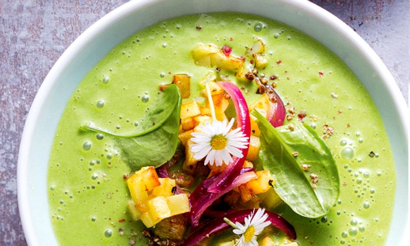 Gazpacho de acederas con guarnición de patatas fritas