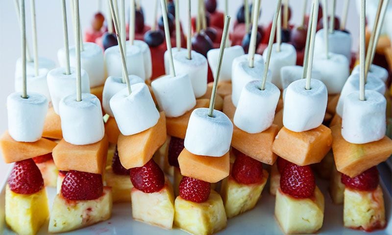 Brochetas de fruta y 'marshmallows'