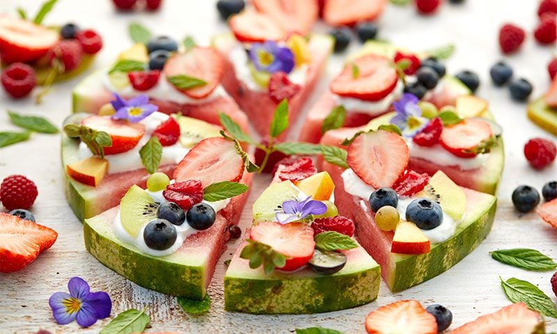 Pizza de sandía y otras frutas con yogur