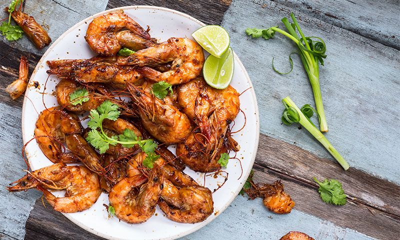 Gambas a la barbacoa marinadas con salsa de tamarindo