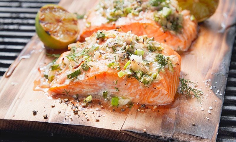 Salmón a la parrilla con eneldo, lima y encurtidos Salmón a la parrilla con eneldo, lima y encurtidos