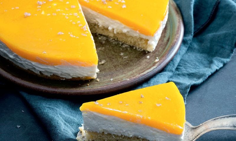 Tarta de queso y bayas amarillas