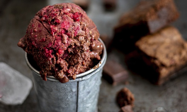Helado de brownie y frambuesa Helado de brownie y frambuesa