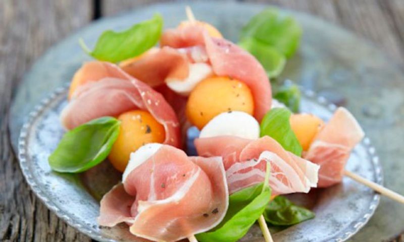Brochetas de jamón, queso y melón