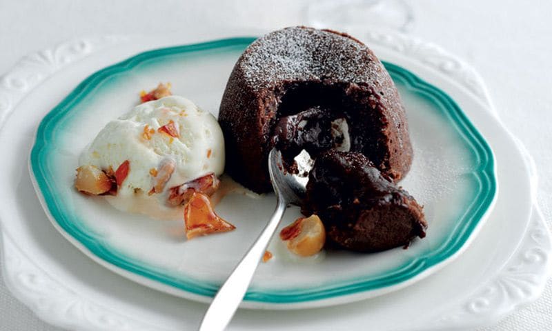 'Fondant' de chocolate salado con caramelo y helado de macadamia