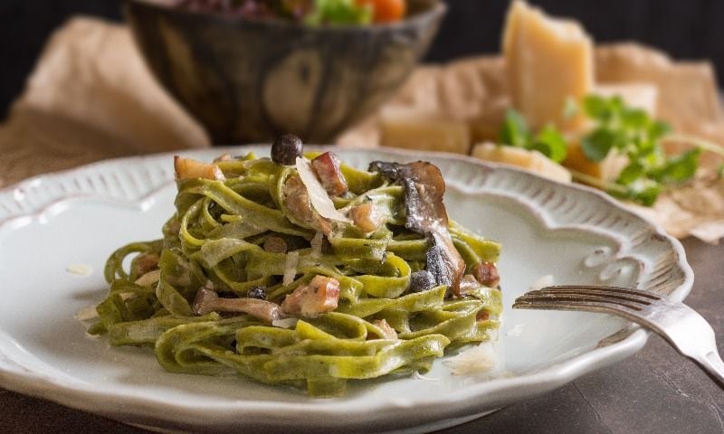 Tallarines de espinacas con beicon y champiñones