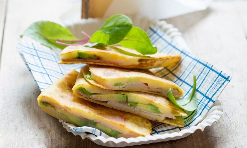 Tortitas de jamón, aguacate y queso Gruyère