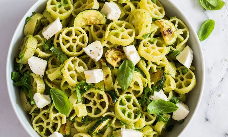 Ensalada de pasta con mozarela y pesto de calabacín
