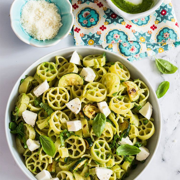 Ensalada de pasta con mozarela y pesto de calabacín Ensalada de pasta con mozarela y pesto de calabacín