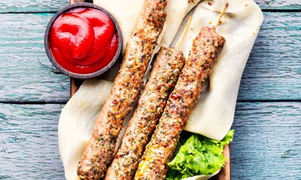 Brochetas de pavo con salsa de tomate y yogur Brochetas de pavo con salsa de tomate y yogur
