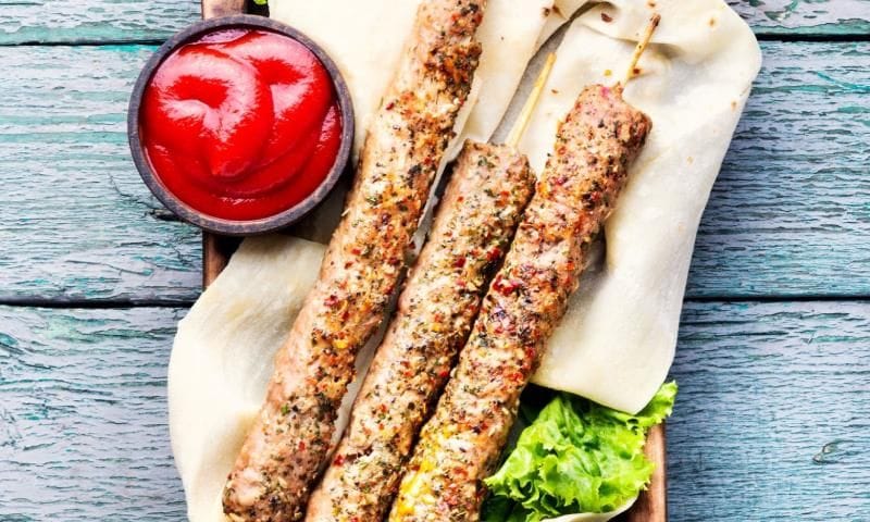 Brochetas de pavo con salsa de tomate y yogur