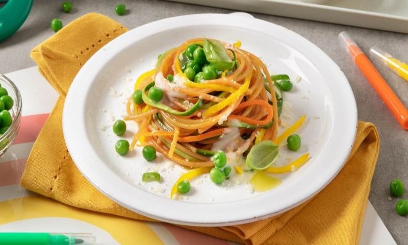 Espaguetis integrales con verduras y crema de queso