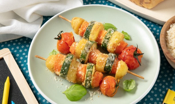 Brochetas gratinadas al horno con verduras, patatas y queso