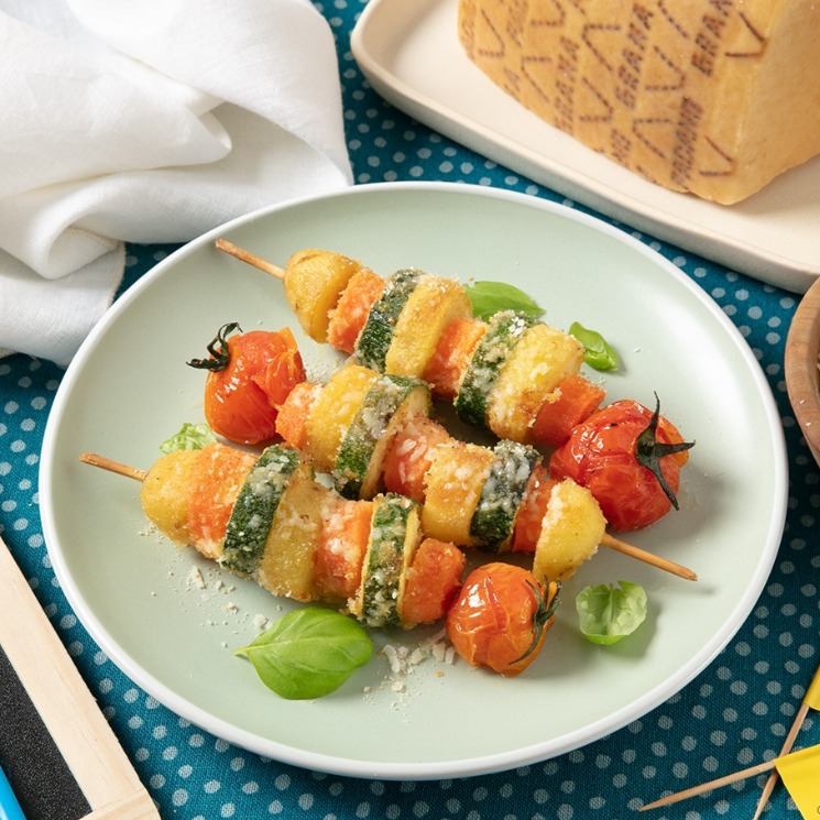 Brochetas gratinadas al horno con verduras, patatas y queso