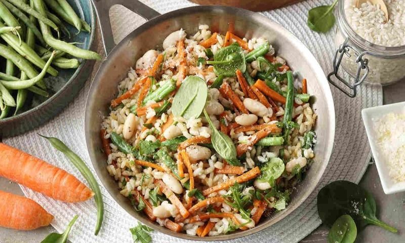 Arroz salteado con verduras, judías blancas y queso