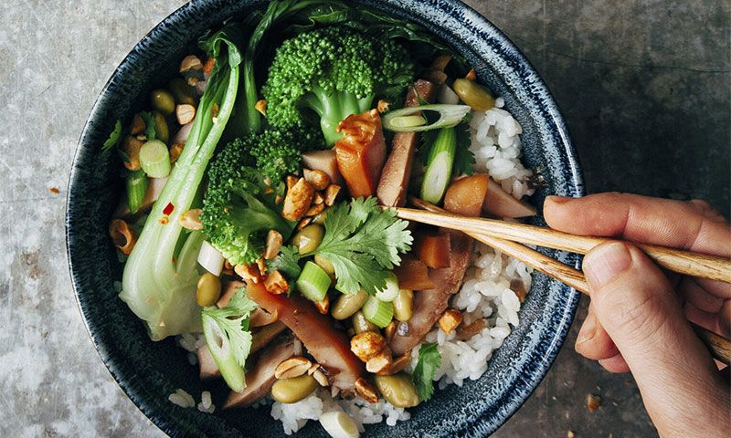 Arroz con edamame, 'pak choi', pollo ahumado, cacahuetes y brócoli