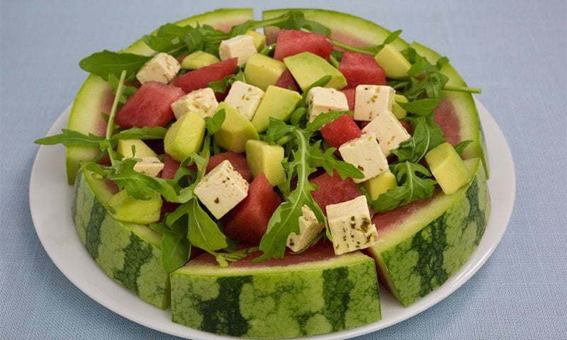 Ensalada de sandía con aguacate y queso