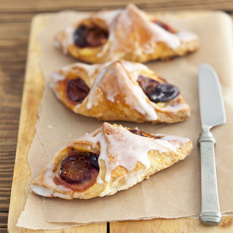 Pastelitos daneses de ciruelas rojas