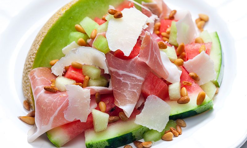 Ensalada de sandía y melón con jamón