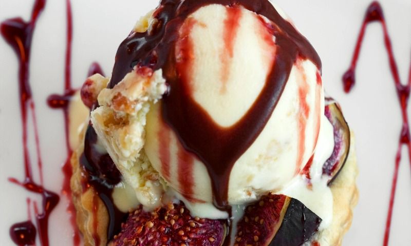Helado 'biscuit' de higos con chocolate