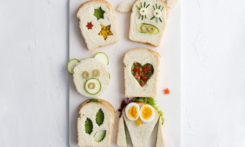 Sándwich de pan blanco y pesto de espinacas