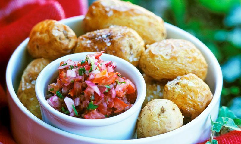 Papas arrugadas con pico de gallo