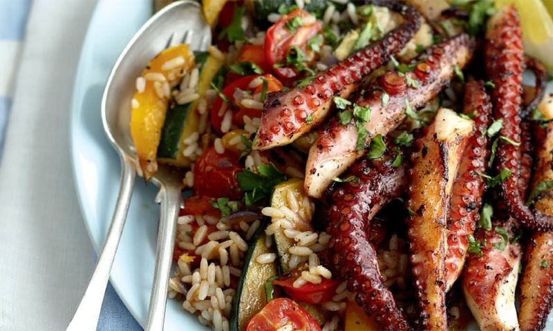 Patitas de pulpo a la plancha con verduras y arroz