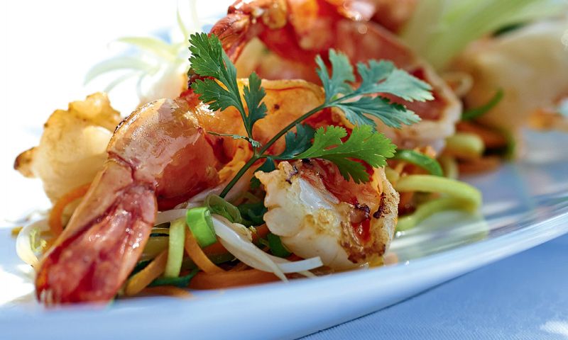 'Wok' de gambas con puerro y zanahorias