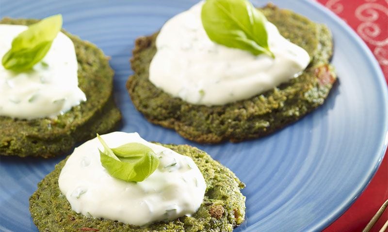 Tortitas de espinacas con salsa de yogur