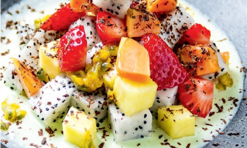 Sopa de yogur con macedonia tropical