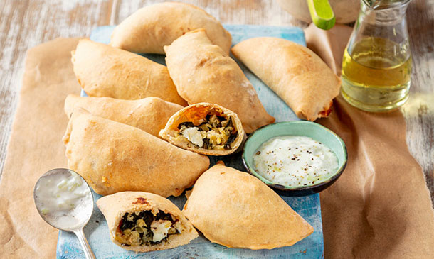 'Mini calzone' rellenas de espinacas y queso feta con mahonesa a la pimienta