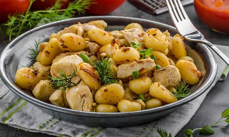 'Gnocchis' con pollo al curry y piñones