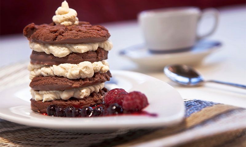 Mini tarta de 'cookies' de chocolate con crema de mascarpone y salsa de frutos rojos