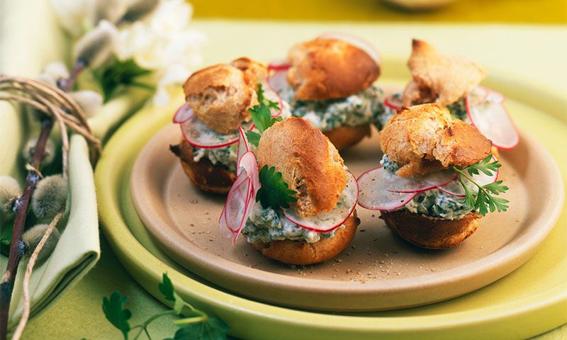 Profiteroles rellenos de queso a las finas hierbas con rabanitos