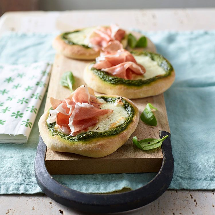 Mini pizzas con pesto de espinacas y pistacho, jamón y queso