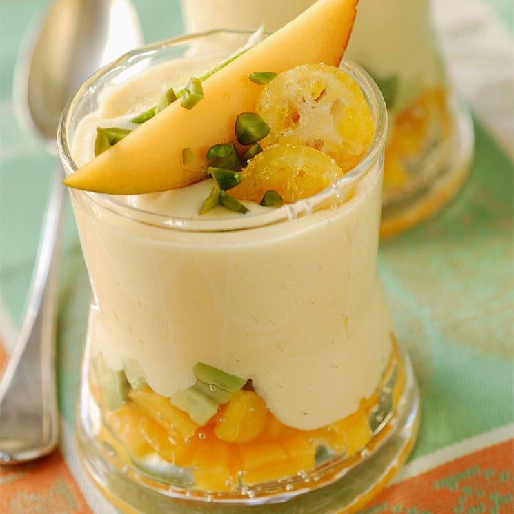 'Mousse' de mango con ciruela y 'kumquat'