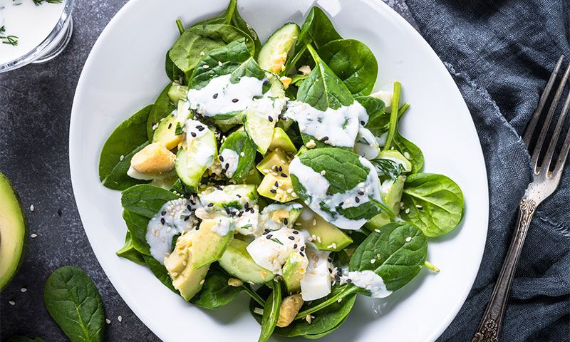 Ensalada de espinacas, aguacate, pepino y huevo