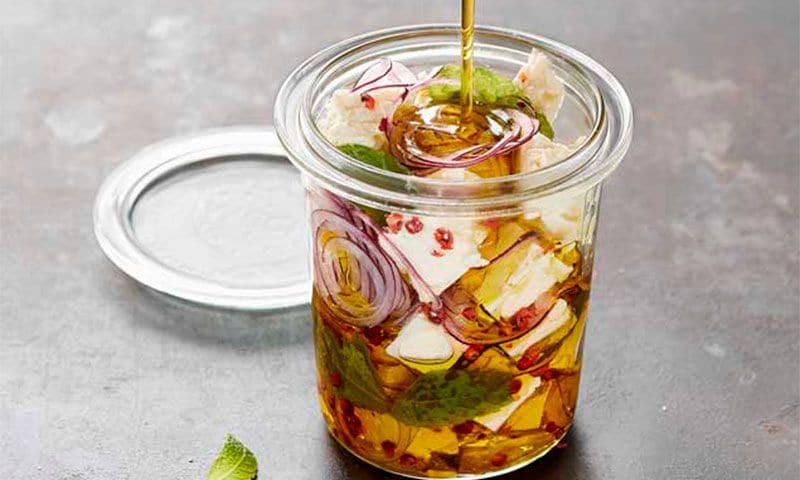 Queso con cebolla morada, pimienta rosa y menta