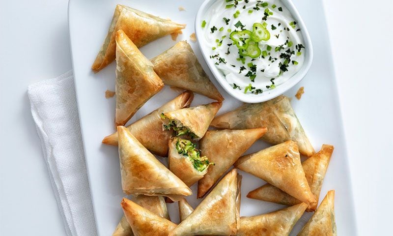 Samosas de calabacín con salsa de yogur